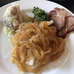 シノワーズ - 冷菜３種盛り合わせ小１０００円。左奥の、蒸し鶏のネギソースが、とても美味しかったです（╹◡╹）