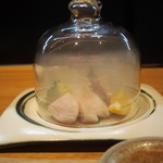 食堂 しん太 - 蒸し鶏の軽い燻製