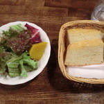 Torattoria Ajiago - サラダとパン