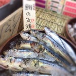 海女小屋食堂 - 2019年2月26日、《鰯の丸焼き》をご紹介。沼津港直送のイワシ、地物ですよ！獲れたて新鮮。
脂がのってて鮮度もバツグン。
こちらも食べ放題です。