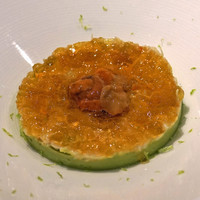 QUAND L'APPETIT VA TOUT VA ! - ズワイガニとアボカドのムース コンソメジュレとウニ QUAND L'APPETIT VA TOUT VA ! - ズワイガニとアボカドのムース コンソメジュレとウニ