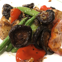 中国飯店 三田店 - 【貝柱と椎茸の炒め】ふっくらとした貝柱と香り高い椎茸が丁寧に炒められ、落ち着いた空間で味わう昼食にふさわしい一皿だった。