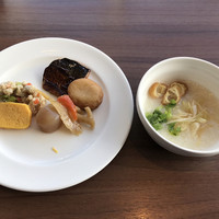 リラッサ - 朝食ビュッフェ２３００円。和のお惣菜とピータンのお粥。お粥に、パクチー、油条、味付けされたネギをたっぷり乗せていただきました。とても美味しかったです（╹◡╹）