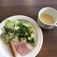 リラッサ - 朝食ビュッフェ２３００円。一皿目。野菜もハムも今ひとつ。。。