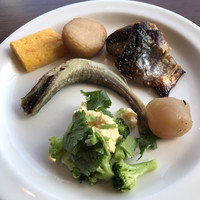 リラッサ - 朝食ビュッフェ２３００円。西京焼き、コマイなどの和惣菜と野菜。
                    西京焼きはとても美味しかったです（╹◡╹）
                    ブュッフェでコマイがあるのは珍しく感じます。
                    今ひとつの野菜をパクチーと卵サラダで（笑）