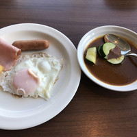 リラッサ - 朝食ビュッフェ２３００円。ライブキッチンの目玉焼き、カレー、温野菜。温野菜の種類が豊富でした。ライブキッチンでは、ひたすら目玉焼きを焼く方が。。。