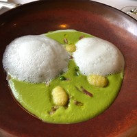 ラ・トゥーエル - ラ・トゥーエル-ムニュ・レジェール5940円前菜・グリーンピースの温かいスープカプチーノ風