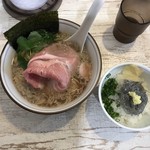 中華そば 四つ葉 - 背脂魚介そば ￥850
      生しらす丼 ￥400