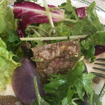 シェ・モア - サラダのアップです