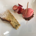 シェ・モア - デザートは、ケーキとジェラートとイチゴのムースです