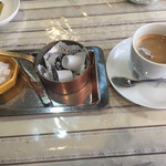 シェ・モア - ミルクとお砂糖は、お洒落な入れ物に入っています。