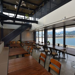 1階テーブル席。大きな窓から瀬戸内海を望みながらお食事を楽しめます。