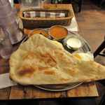 インド定食ターリー屋 - 程なくしてターリー屋定食が運ばれてきたので早速頂くと
      キーマカレーはサラサラと辛めな味わいで、なすを使ったヒンディーベイガンは
      キーマカレーに比べてドロっとして、酸味が効いてさっぱりとした味です。