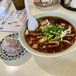 尾道ラーメン 桃竹 - ブラックラーメン  おにぎり(サービス)  灰皿完備になります