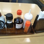 釜揚げうどん岡じま - 卓上の様子(2019年5月1日撮影)