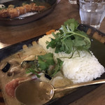KARLY禅 - グリーンカレー(左)&ほうれん草のカレー(右)
あいがけで。