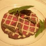 ワインに漬けた小鹿と黒トリュフ