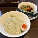 らぁ麺 紫陽花 - 醤油つけ麺(味玉半個)