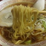 Ramemmaru - 麺はヤワ目だが、この汁にはこのヤワがイイ。
                        
                        ちょっと前まではアホの子みたいにカタメ！！！言うてたのに・・・
                        
                        妻はカタイ、濃ゆいのが・・・ん！？
                        
                        
                        
                        
                        