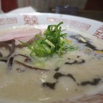 天風 - 熊本ラーメン、濃厚豚骨スープに大量の背脂、そこにマー油と、熊本ラーメンの特徴を押さえてあります