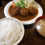 Risutatobashokudou - 予定通りに、やわらか煮込みハンバーグ８００円にしました。 メインのお皿には、３個のハンバーグとたっぷりのソース、パスタとサラダが付いています。 そして、ライスと味噌汁がセットで出てきました。