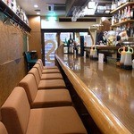 リスタートバー食堂 - 奥で調理するようになっており店主さんが調理しています。 ちょうど、真ん中ぐらいにテレビが置いてあります。