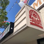 BALLAST POINT BREWING COMPANY - 店舗外観（入り口上部のロゴ）。