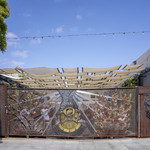 BALLAST POINT BREWING COMPANY - パティオ席を通りから。内部も透けて見える、つまりパティオ席からは通り側も壁で閉鎖されておらず開放感が増しています。