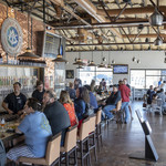 BALLAST POINT BREWING COMPANY - 入り口入って右。巨大店舗です。