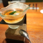 ズワイガニと北海道産うにのコンソメジュレ、カリフラワームース