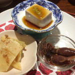 三代目 あら兵衛 - 胡麻豆腐、筍の土佐煮、蛍烏賊の３種盛りのお通し