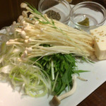 三代目 あら兵衛 - 鴨しゃぶ鍋の野菜類。
エリンギ、シメジ、水菜、白髪ねぎ、豆腐。