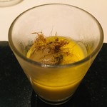 カンテサンス - トウモロコシの濃厚スープに焼きトウモロコシのアイスをトッピング