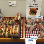 ステーキハウス キッチン飛騨 - ハンバーガーとホットドッグが並んでおります