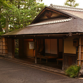 An unwavering presence that embodies the spirit of tea ceremony