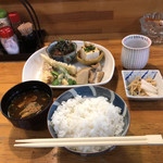 Ajidokoro koto - 本日の定食(マグロユッケ)ご飯、赤出汁、
                香の物、お茶800円税込