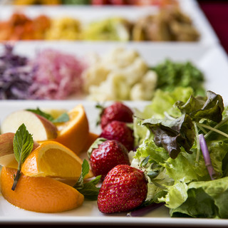 ランチでは毎朝届く新鮮なお野菜が食べ放題！