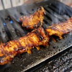 生ホルモン処 おさむちゃん。 - 脂が好きなので僕はあまり絞りません(笑)
      焦げ目をつけるくらいに。。
      あとは、余熱で仕上げます✨