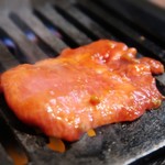 生ホルモン処 おさむちゃん。 - ハラミを焼いてたら。。
      味噌ダレの絡ませたタン元登場！