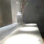 PATISSERIE ASAKO IWAYANAGI - 内観③カウンターには桜が飾られてました