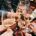 角打ワイン 利三郎 - 珍しく乾杯の図