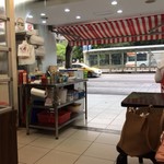 老虎醤温州大餛飩 - 表通りに面した厨房