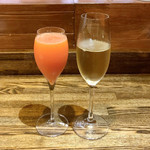 ARINA VINO TRATTORIA - 赤いミモザ（650円）/ 本日のスペシャル グラス スパークリングワイン（880円）