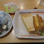 珈琲所コメダ珈琲店 - ブレンドコーヒー440円、エッグトースト580円、1つにつきパン３枚使っている贅沢サンド