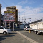 ジャパンラーメン高嶋 -  飾磨大橋西詰交差点を南へ曲がってこの駐車場へ・・・