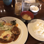 独多日 - 日替わりランチ（ごはん 味噌汁 サラダ ドリンク付）
            この日のメインは
            チーズの乗ったチキンソテーとハンバーグ
            味噌汁は 豆腐とわかめ
            ドリンクは コーヒー（ホット・アイス） オレンジジュースから選択