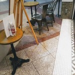 オーガニック バーガー キッチン - 店外（建物の中だが）テラス的席が！