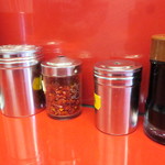 ラーメン二郎 - 卓上調味料