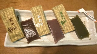 Mihoridou Honten - 左から
                        【黒外郎】黒砂糖の風味でこく強め
                        【白外郎】あっさり味のシンプルな外郎 白砂糖使用とのこと
                        【抹茶外郎】抹茶の渋味と餡の甘さがベストマッチ