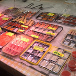 青森魚菜センター - 選べるネタはこんな感じで市場に並んでいます。